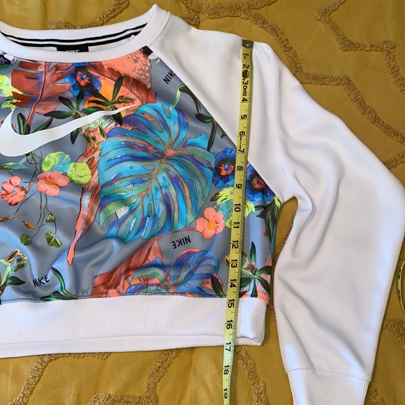 Nike Sports Top - Picture 2 of 6